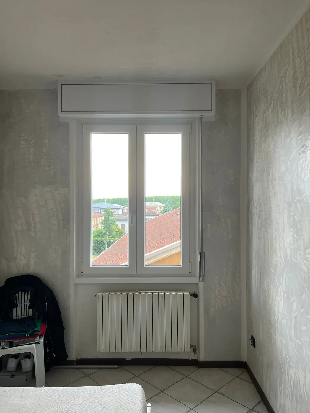 Finestra bianca con cassonetto coprirullo nuovo in una camera